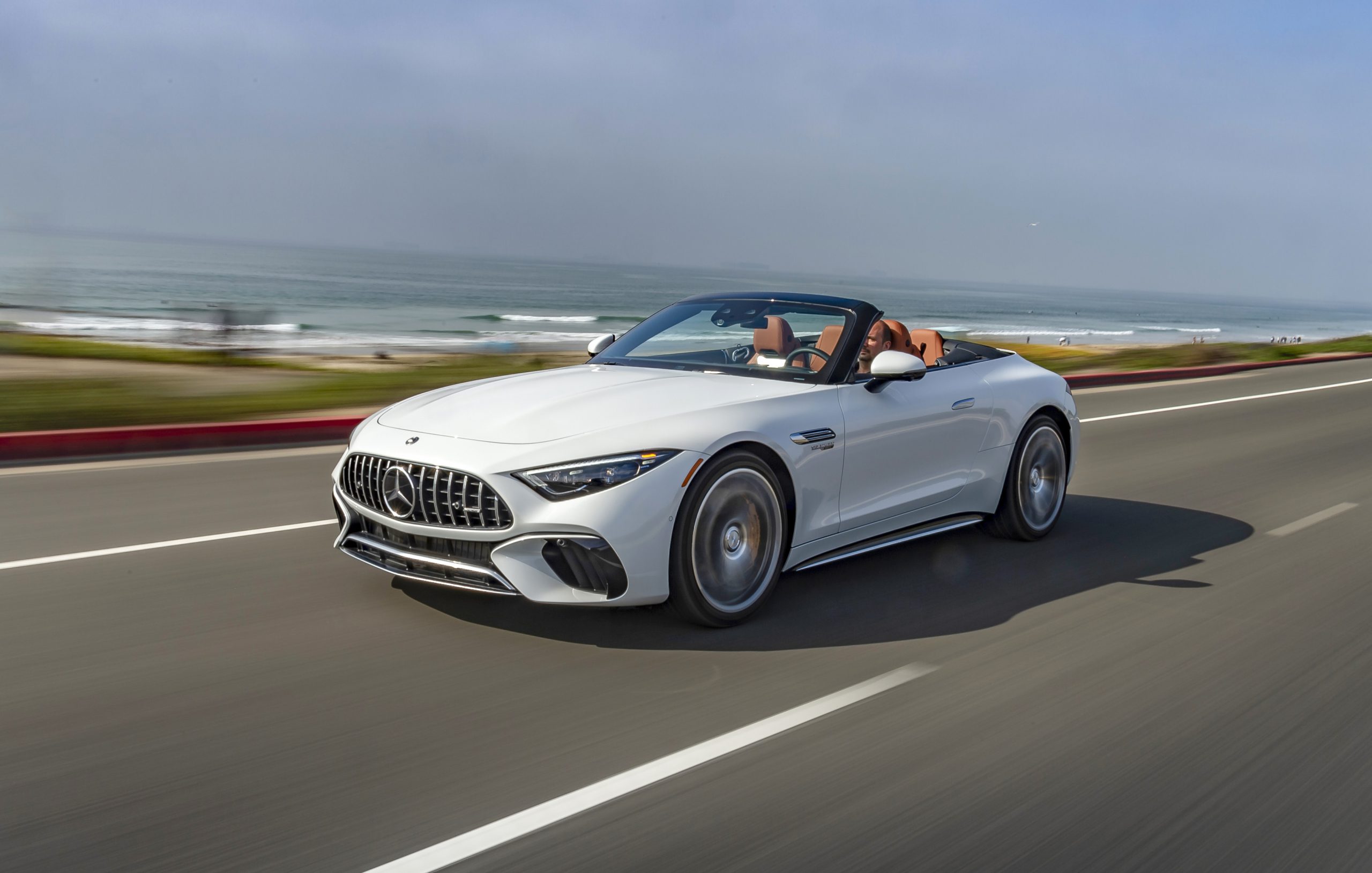 Mercedes-AMG SL 55 4Matic+ (Kraftstoffverbrauch (WLTP) gesamt (kombiniert): 12,7-11,8 l/100 km; CO2-Emissionen (WLTP) gesamt (kombiniert): 288-268 g/km); Exterieur: Opalithweiss Bright; Interieur: Leder Nappa sienabraun/schwarz;Kraftstoffverbrauch (WLTP) gesamt (kombiniert): 12,7-11,8 l/100 km; CO2-Emissionen (WLTP) gesamt (kombiniert): 288-268 g/km

Mercedes-AMG SL 55 4MATIC+  (combined fuel consumption (WLTP: 12,7-11,8 l/100 km; 288-268 g/km); Exterior: opalith white bright Interior: Leather Nappa siena brown/black;Combined fuel consumption (WLTP: 12,7-11,8 l/100 km; 288-268 g/km*