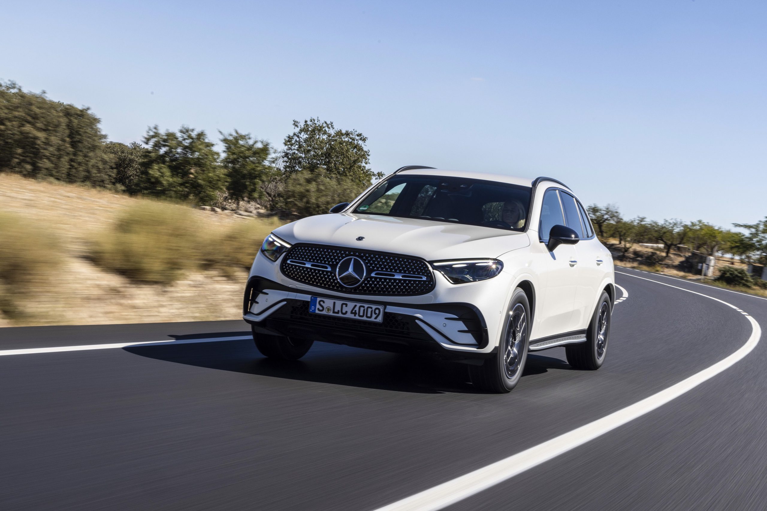 Mercedes-Benz GLC 220 d 4MATIC (Krafstoffverbrauch kombiniert (WLTP): 5,9-5,2 l/100 km, CO2-Emissionen kombiniert (WLTP): 155-136 g/km); Exterieur: MANUFAKTUR diamantweiß bright, AMG Line; Interieur: Leder zweifarbig powerrot/schwarz, AMG Line;Krafstoffverbrauch kombiniert (WLTP): 5,9-5,2 l/100 km, CO2-Emissionen kombiniert (WLTP): 155-136 g/km*

Mercedes-Benz GLC 220 d 4MATIC (combined fuel comsumption (WLTP): 5.9-5.2 l/100 km, combined CO2 emissions: 155-136 g/km); exterior: MANUFAKTUR diamond white bright, AMG Line; interior: two-tone leather power red/black, AMG Line;Combined fuel comsumption (WLTP): 5.9-5.2 l/100 km, combined CO2 emissions: 155-136 g/km*